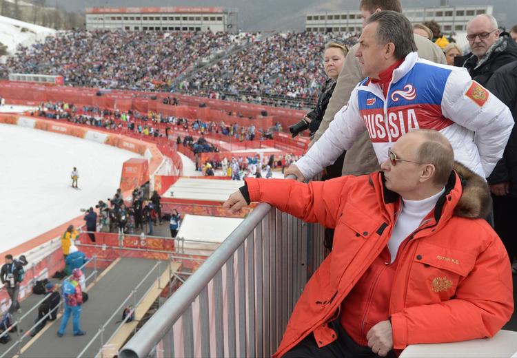 Vladimir Putin og Vitaly Mutko er gamle venner og har kendt hinanden siden 1980'erne. Her er duon til vinter-OL i Sotji - legene, hvor Mutko ifølge IOC var manden, der fik iværksat et kæmpe russisk dopingprogram, der omfattende ca. 1.000 atleter.  