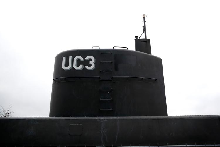 ARKIVFOTO. Ubåden, som Kim Wall døde ombord på gik i sin tid til bunds, men politiet hev den op på land ifm. efterforskningen.  