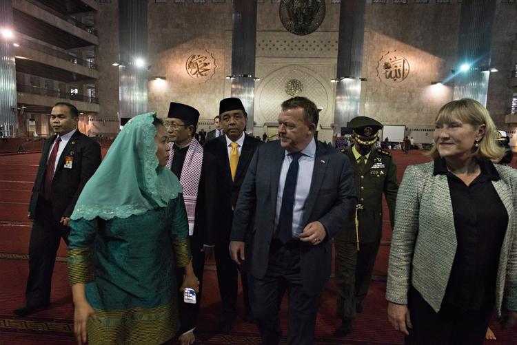 Statsminister Lars Løkke Rasmussen (V) blev onsdag vist rundt i Istiqlal moskeen i centrum af den indonesiske hovedstad Jakarta. 
 