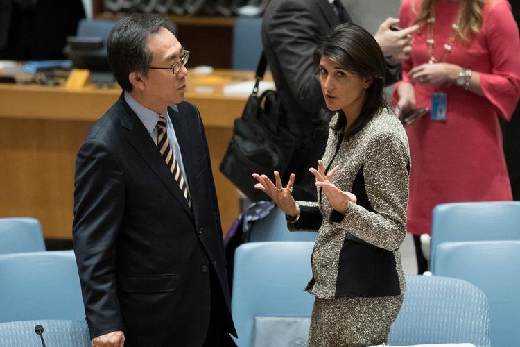 Sydkoreas FN-ambassadør, Cho Tae-yui sammen med sin amerikanske kollega, Nikki Haley, inden mødet i FN's Sikkerhedsråd om krisen i Nordkorea.  