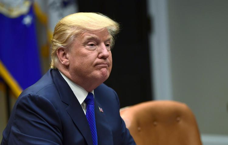 Præsident Donald Trump langer ud efter Theresa May på Twitter efter kritik af, at han havde retweetet højrenationale videoer.   