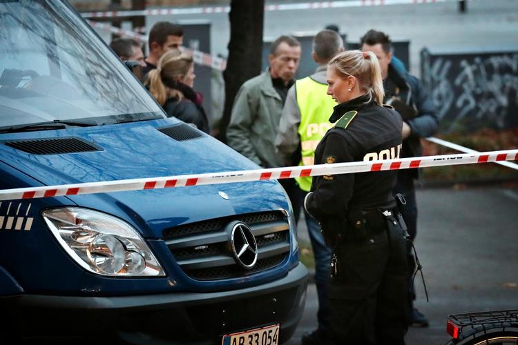 AKRIVFOTO. Politiet rykkede talstærkt ud, da en mand blev skuddræbt i Mjølnerparken på Nørrebro.  