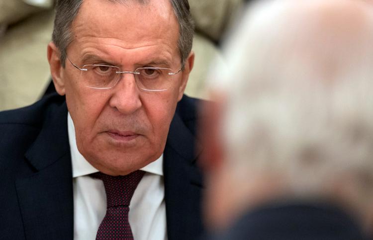Den russiske udenrigsminister Sergey Lavrov kritiserer USA for bevidst at provokere Pyongyang.  
