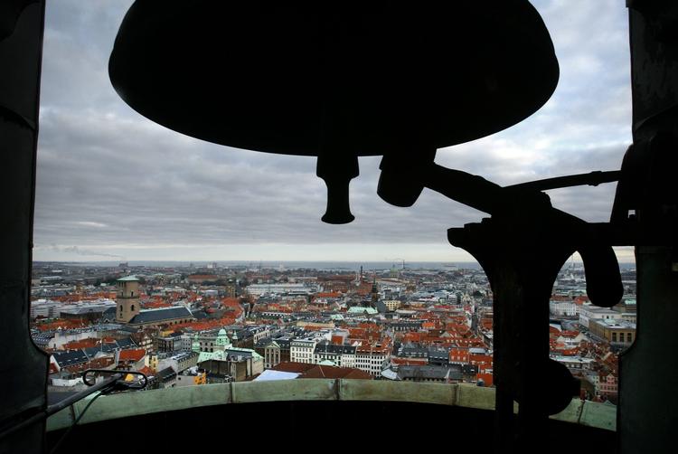 Henrik Appel afviser, at han har gjort noget forkert, da han gratis bestilte rådhusets festlokale til en bryllupsceremoni med tilhørende borde, stole og duge  