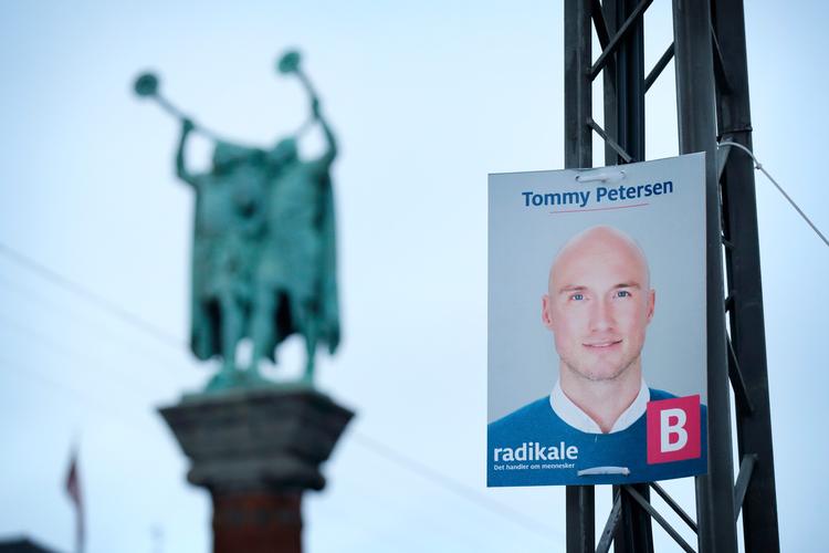 Man skal ikke lede lang tid efter valgplakater, som endnu ikke er taget ned. Her er det Tommy Petersen, der kigger ud over Rådhuspladsen i København.  