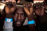 Desperation. Indtil 2018 lykkedes det frivillige redningsskibe at samle tusindvis af nødstedte migranter og flygtning op på deres vej fra Libyen til Europa. Siden har forskellige indgreb tvunget de fleste skibe væk og indsatsen er overladt til den EU-betalte libyske kystvagt, der sejler folk tilbage til det libyske kaos.

    
   