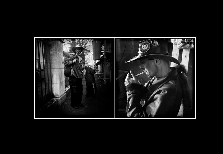 René Bundgaard Nielsen. 45 år. Har en cowboyhat med mærker fra hjemmeværnet, to mærker fra Royal Canadian Air Force, et Bane Danmark-logo, et Brøndby-mærke, et postmærke, et DF-mærke og så et fra hjemmeværnets musikkorps, som han fandt ovre i Randers 