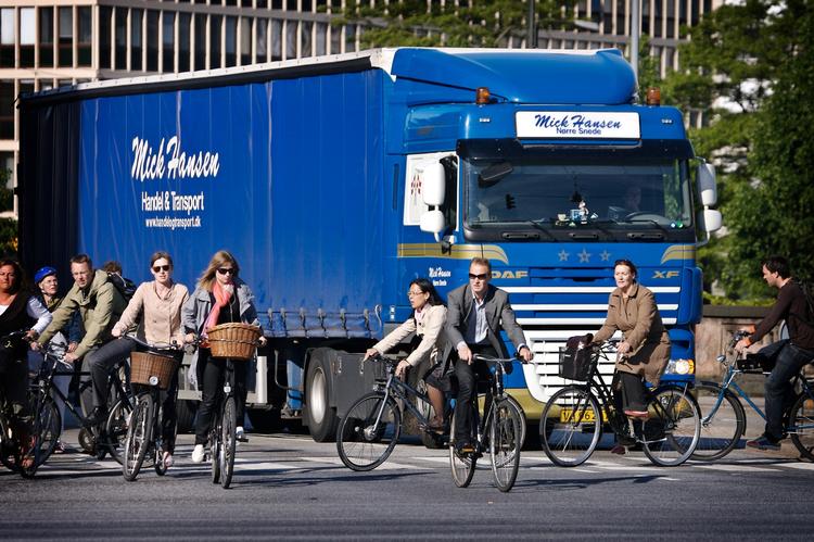 I dag stilles der en række krav til erhvervschauffører, inden de får lov at kaste sig ud i trafikken i tunge køretøjer. De krav vil en række EU-parlamentarikere nu svække. Arkivfoto. 