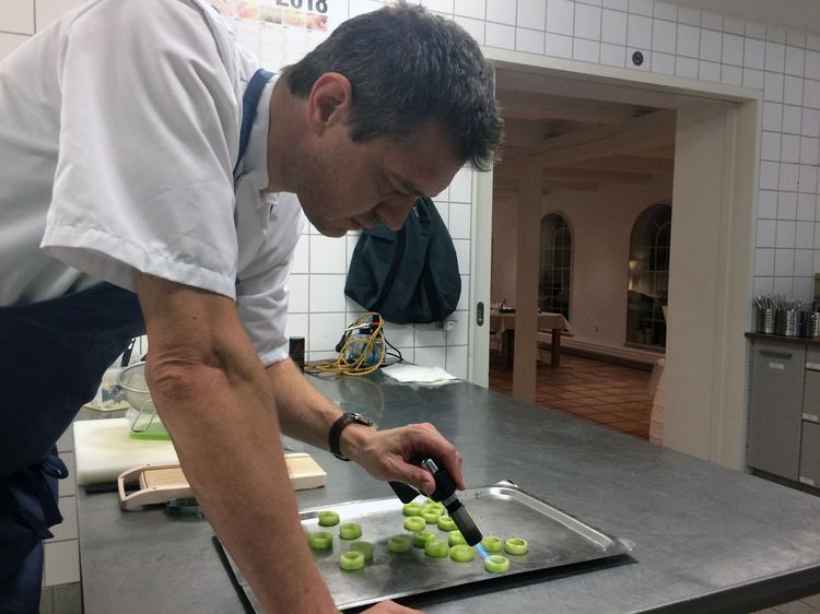 Brian Pedersen er både ejer og køkkenchef på private- og social-dining-restauranten Atelier 85 i nordsjællandske Kvistgård. En helt ny restaurant med kun 10 pladser. 