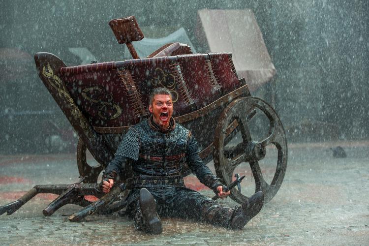 »Den eneste serie, der nærmer sig den i råhed og brutalitet, er Kurt Sutters nu afsluttede ’Sons of Anarchy’, hvor der fandeme heller ikke blev lagt fingre imellem«, skriver Henrik Palle om 'Vikings'. 