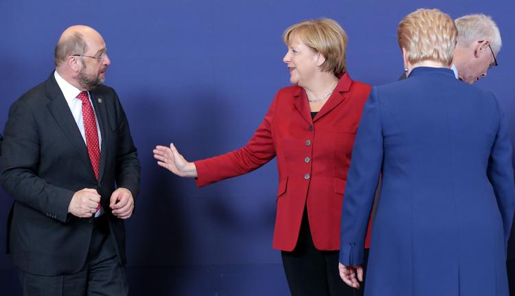 Gode venner er de ikke just, Angela Merkel og Martin Schulz. Et håndslag på regeringssamarbejde synes langt væk. 