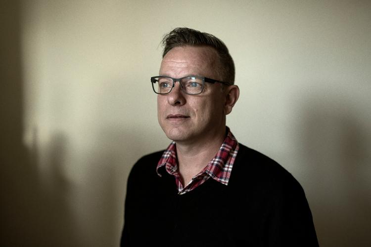 »Nu står jeg ikke længere i køkkenet og drikker kaffe og stirrer ud af vinduet, mens Oskar ser fjernsyn. Vi bygger masser af Lego sammen og griner og har det sjovt«, siger Thomas Nielsen, 46 år. 