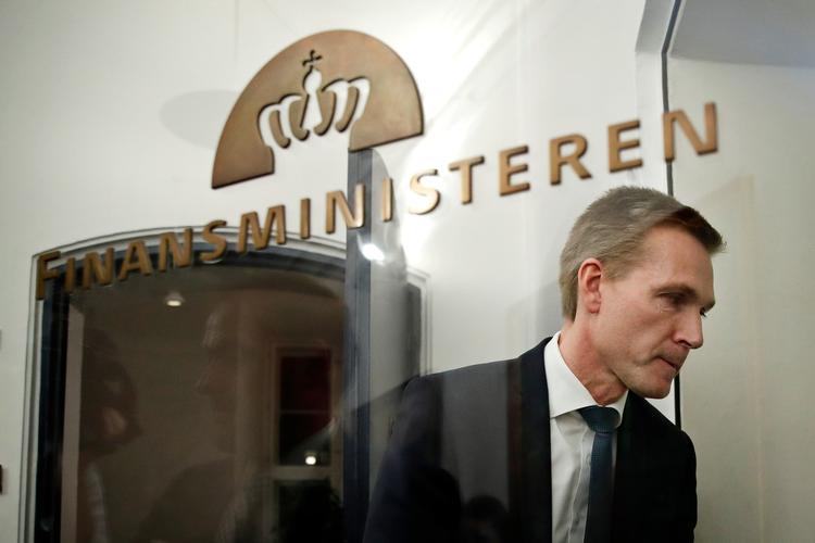 Dansk Folkepartis leder, Kristian Thulesen Dahl, på vej til intense forhandlinger inden jul.
   