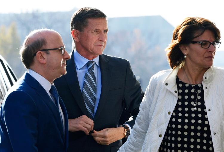 Fredag tilstod tidligere national sikkerhedsrådgiver Michael Flynn (i midten) at have løjet over for FBI om sin kontakt med den russiske ambassadør Sergej Kislijak i december 2016. 