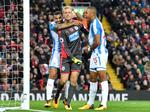 Der er glæde i Huddersfield hos Jonas Lössl (i midten) og Mathias 'Zanka' Jørgensen (th.). Dels over et reddet straffespark mod Liverpool tidligere på sæsonen, dels over udsigten til at skulle spille mod en klubkammerat ved VM-slutrunden. 