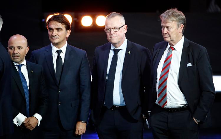 Danmarks landstræner, Åge Hareide (th.), i selskab med et par kolleger. 