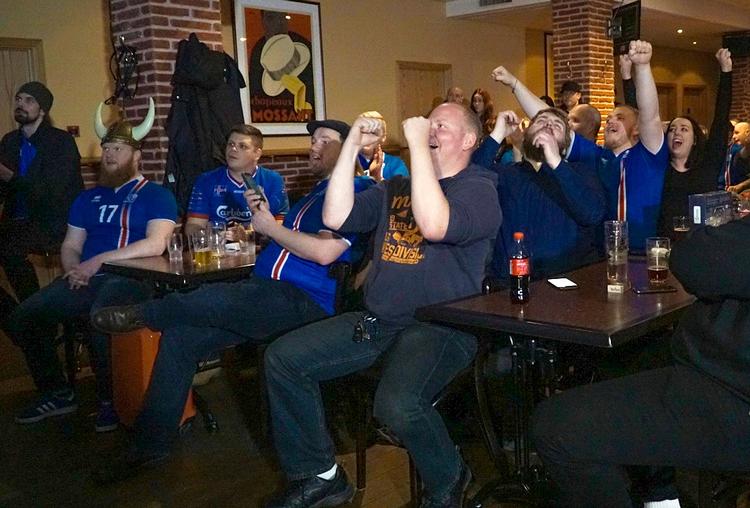 En kamp mod Argentina vakte jubel blandt islandske fodboldfans, der fulgte lodtrækningen på en bar i Reykjavik. 