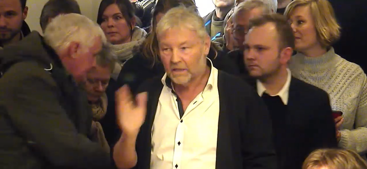 Vrede borgere udvandrer fra byrådsmøde, mens Villum Christensen (LA) har ordet. Skærmbillede fra Slagelse Kommunes videoafspiller. 