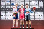 Niklas Larsen flankeret af englænderen Mark Stewart (t.v.) og belgieren Kenny De Ketele efter sin overbevisende triumf i pointløbet i Canada. 