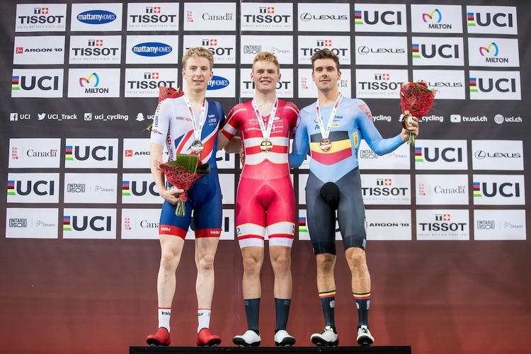 Niklas Larsen flankeret af englænderen Mark Stewart (t.v.) og belgieren Kenny De Ketele efter sin overbevisende triumf i pointløbet i Canada. 