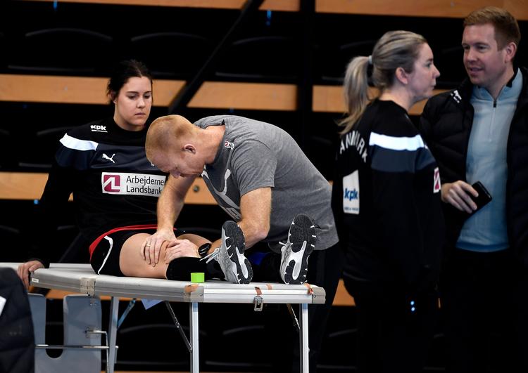 Den skadede Stine Bodholt behandles af fysioterapeut Mikkel Hjuler ved dagens træning. Stregspilleren håber at blive klar i løbet af VM.
   