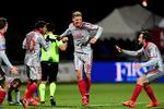 Efter at have scoret til 2-0 jubler Rasmus Thellufsen sammen med blandt andre Danmarks kommende VM-modstander, peruvianeren Edison Flores (tv.).
 