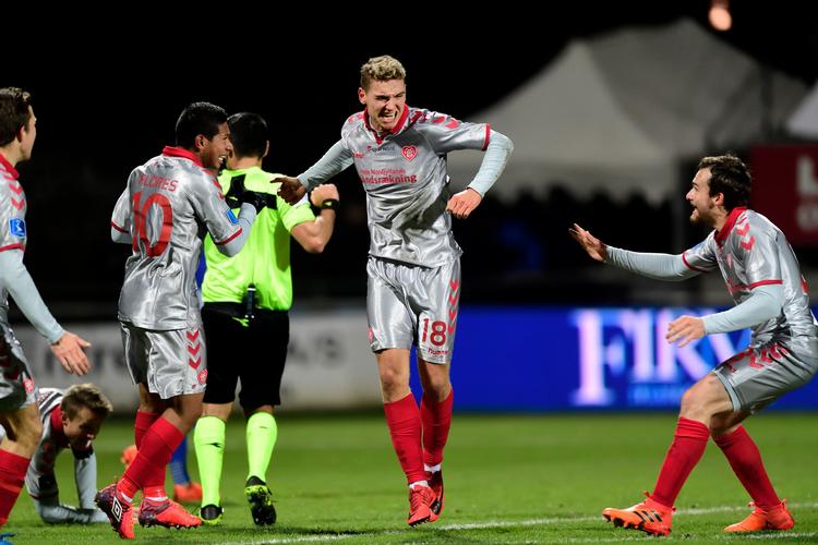 Efter at have scoret til 2-0 jubler Rasmus Thellufsen sammen med blandt andre Danmarks kommende VM-modstander, peruvianeren Edison Flores (tv.).
 