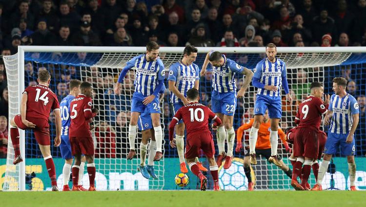 Det blev 4-1 på dette frispark fra Philippe Coutinho, der udnyttede at Brightons forsvarsmut hoppede - og sparkede bolden under.
   