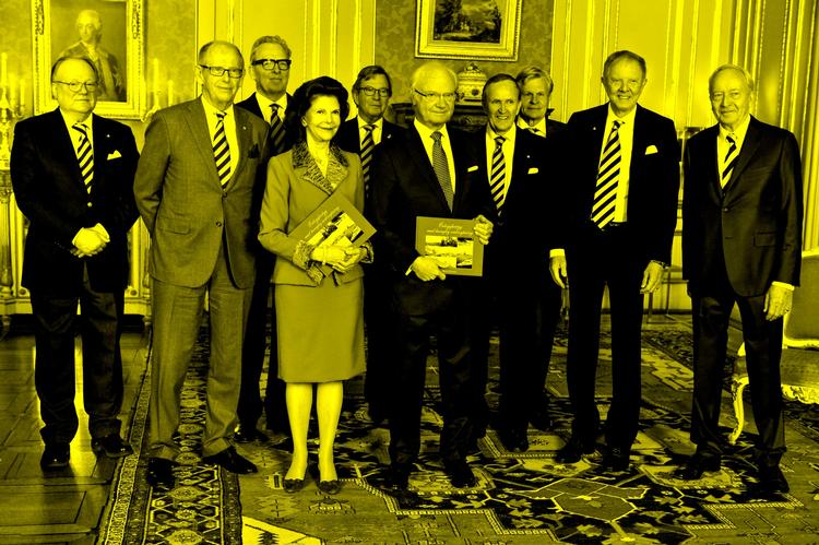 Da Sveriges konge, Carl Gustaf, i april 2016 fyldte 70, mødte Bertil Hult (nr. 2 fra højre) op med gave sammen med Motortorpedbåtsklubben, alle nære venner af kongen. 