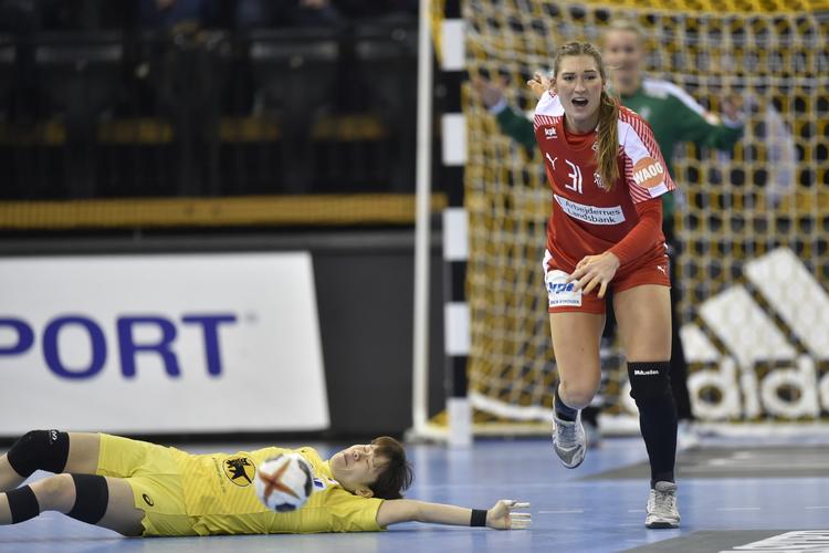 Line Haugsted og danskerne løb Japan omkuld i første halvleg på vej mod den sikre sejr på 32-18. 