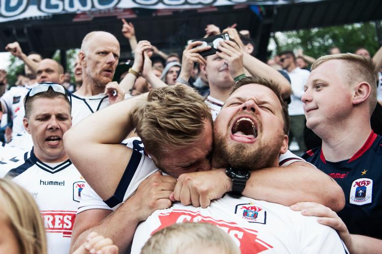 Kærligheden til superligaklubben AGF kan både bruges på tribunen og til et bryllup i tv. 
   