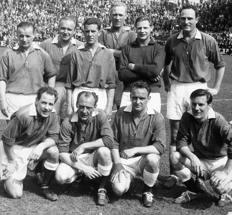 På dette foto, der skulle være fra 1950, er 10 af spillerne fra 48-bronzetruppen samlet i Københavns Idrætspark. I bagerste række f.v. er det: Axel Piilmark, KB, Poul Petersen, AB, Edv. Hansen, Køge, Knud Lundberg, AB, Eigil Nielsen, KB og John Hansen, Frem.
Forreste række f.v.: Ivan Jensen, AB, Jørgen Leschley, OB, Karl Åge Hansen, AB og Carl Åge Præst, ØB.
   