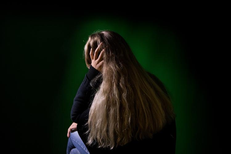 19-årige Kristine blev betaget af en fyr, som var helt anderledes end andre drenge, hun kendte. Mystisk og omgærdet af respekt. Men han overskred gang på gang hendes grænser. I dag er hun ved at komme sig over den psykiske vold i forholdet. 