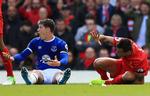 Det er som regel dramatisk, når Everton og Liverpool mødes. Her er Ross Barkley (tv.) i græsset med Liverpools Dejan Lovren tidligere i år. De to hold mødes i øvrigt allerede på lørdag i Premier League  