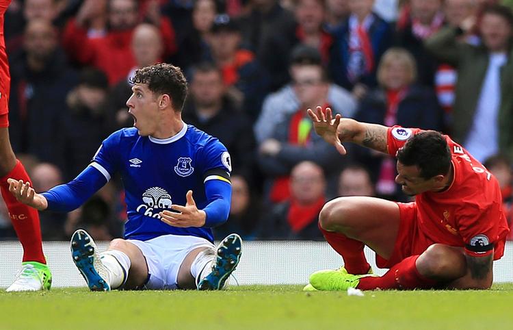 Det er som regel dramatisk, når Everton og Liverpool mødes. Her er Ross Barkley (tv.) i græsset med Liverpools Dejan Lovren tidligere i år. De to hold mødes i øvrigt allerede på lørdag i Premier League  