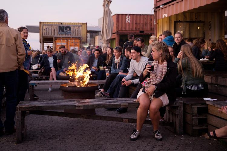 Som der så ud ved kajen på Papirøen sidste sommer. Efter fire års drift lukker streetfood boderne ved årsskiftet. Men nogle af folkene fra Papirøen er i gang med et lignende projekt i Bolten Gård.
   