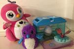 Ingen leger med vores Penbo (tv), Hatchimal og fuglen og sommerfuglen fra Little Live Pets. - Foto Charlotte Branner 