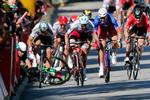 Den dramatiske finale på 4. etape i årets Tour de France, som resulterede i, at verdensmesteren Peter Sagan (t.v.) blev smidt ud af løbet, fordi kommissærterne mente, at han var skyld i Mark Cavendishs voldsomme styrt.
   
