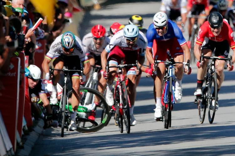 Den dramatiske finale på 4. etape i årets Tour de France, som resulterede i, at verdensmesteren Peter Sagan (t.v.) blev smidt ud af løbet, fordi kommissærterne mente, at han var skyld i Mark Cavendishs voldsomme styrt.
   