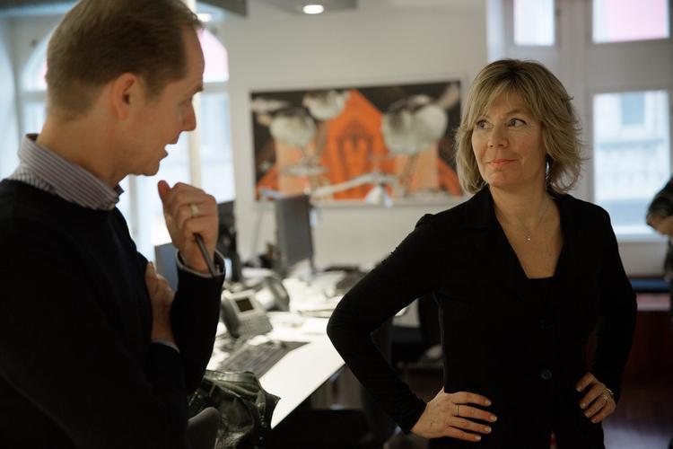 »Jeg skal ikke blande mig i de sager, der har noget med min mand at gøre«, siger kulturredaktør Mette Davidsen-Nielsen, der her ses i samtale med Politikens chefredaktør Christian Jensen, og hvis mand netop er blevet ansat som ny direktør for Det Danske Filminstitut. 