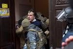 Ukrainske sikkerhedstyrker, da han blev anholdt af ukrainske sikkerhedsstyrker.  