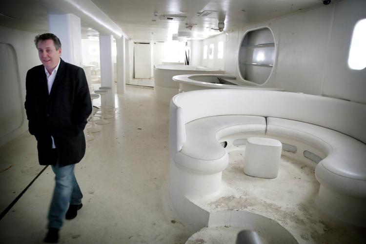  Det nye Boltens Gård skal nu være madmarked i den mere eksklusive stil. Her går Lars Moesgaard, den adm. direktør for projektet, gennem den nedlagte NASA natklub, der snart vil bukke under for folkets krav om mere eksotisk mad serveret med engangsbestik. 