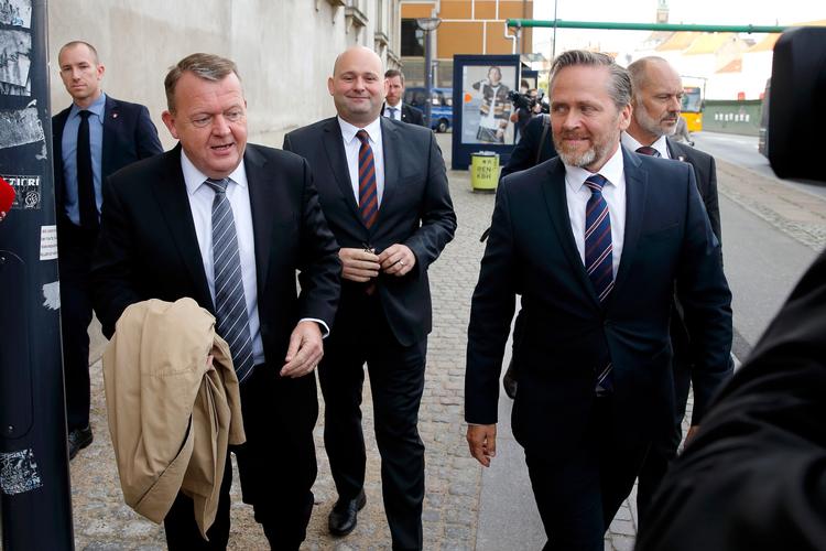 Formændene for de tre regeringspartier i højt humør på vej til gudstjeneste i Christiansborg Slotskirke før åbningen af Folketinget i oktober i år. 