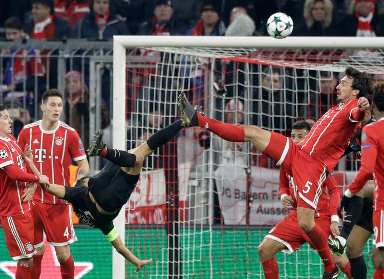 Fodboldakrobatik med  Marquinhos (tv.) og Mats Hummels som akrobater. 