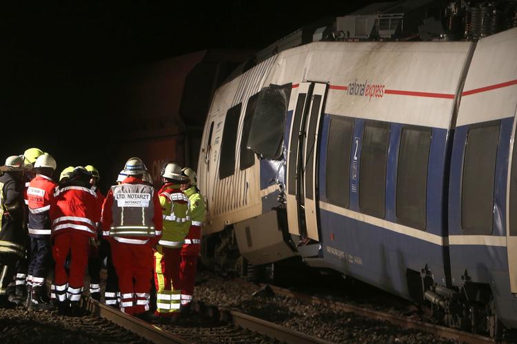 Et passagertog forulykkede nær stationen Meerbusch nord for Düsseldorf tirsdag aften. 50 er kommet til skade, heraf tre alvorligt.  