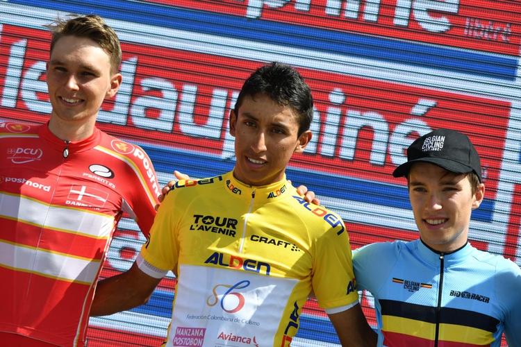 Colombianeren Egan Bernal, der næste år kører for Team Sky, flankeres her af belgieren Bjorg Lambrecht (t.h.) og danske Niklas Eg ved hyldestseancen efter Tour de l'Avenir. Både Lambrech og Eg er ligeledes at finde på WorldTour-mandskaber i 2018 - henholdsvis Lotto Soudal og Trek Segafredo - og noget tilsvarende gælder for yderligere fem af rytterne fra top-10 i Tour de l'Avenir. 