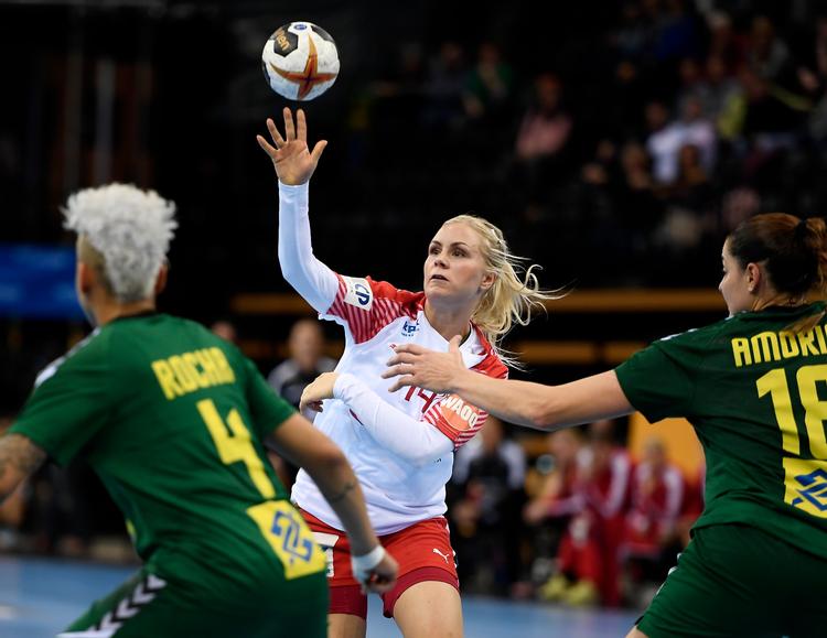 Lotte Grigel tryller med bolden.
   
