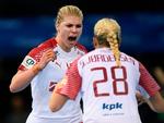 Kathrine Heindahl jubler sammen med anfører Stine Jørgensen efter en af sine seks scoringer.
   