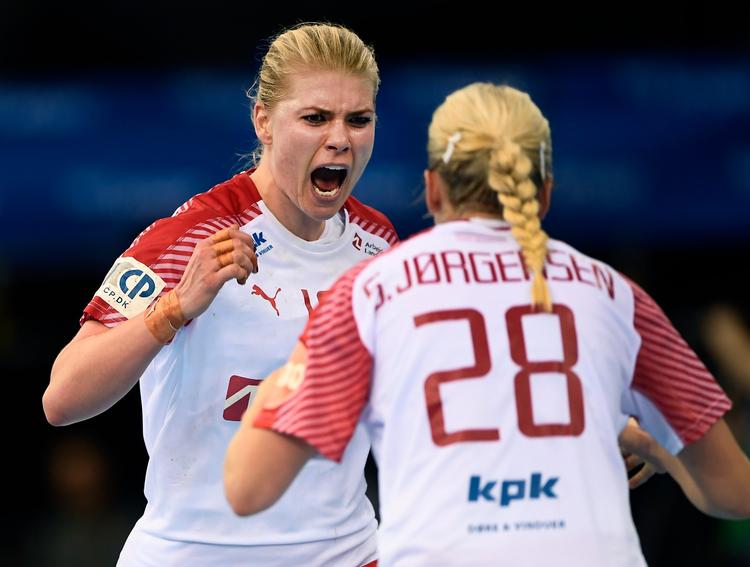 Kathrine Heindahl jubler sammen med anfører Stine Jørgensen efter en af sine seks scoringer.
   