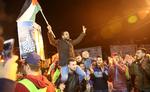 Palæstinensiske demonstranter råber og viser nationalflaget i Gaza i protest mod USA's beslutning om at rykke ambassaden til Jerusalem - og dermed anerkende byen som Israels hovedstad. 